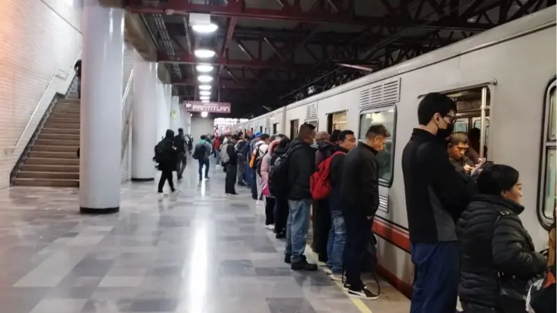 ¿Qué pasa en el Metro CDMX? Usuarios denuncian largas esperas y marcha lenta en varias líneas