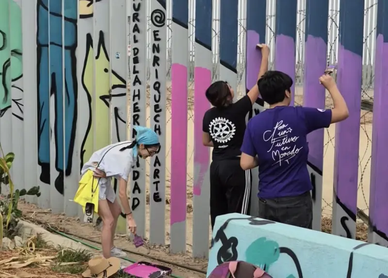 Mujeres buscadoras realizan acción en el muro fronterizo de Playas de Tijuana