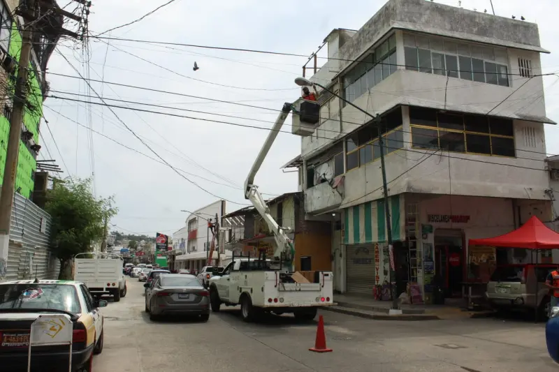 Refuerza Gobierno de Acapulco mantenimiento de luminarias