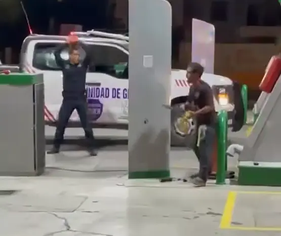 Hombre causa alarma y desafía a policías con un machete en Piedras Negras, Coahuila