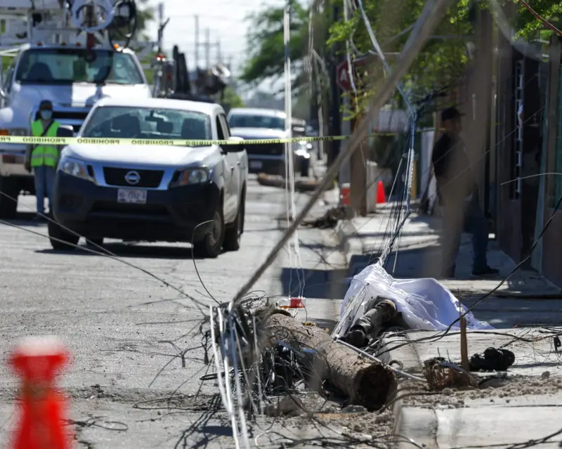Hombre de Oaxaca muere al caer de un poste mientras realizaba trabajos en la División del Norte