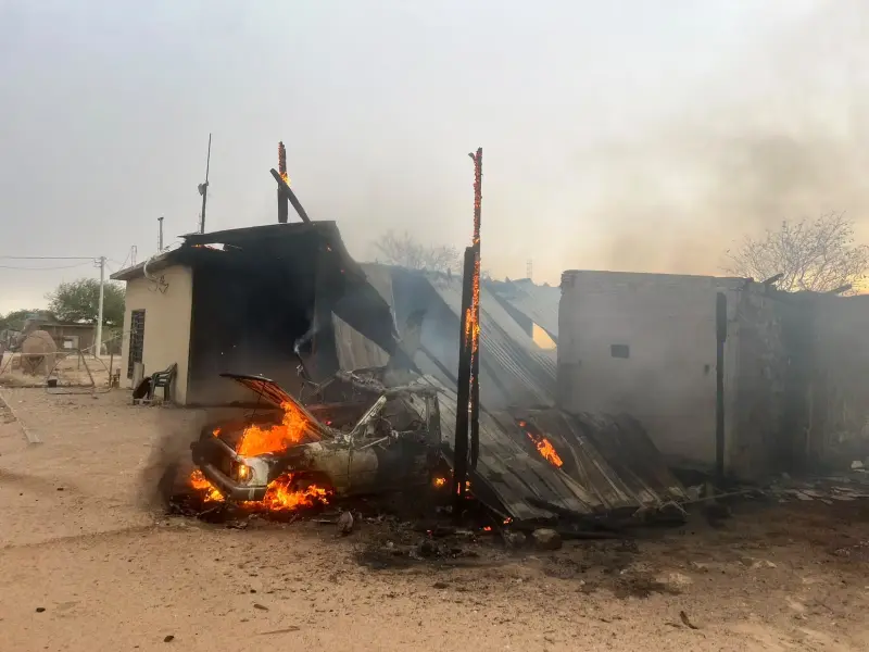 Incendio consume vehículo y alcanza una vivienda en el ejido Las Adelitas