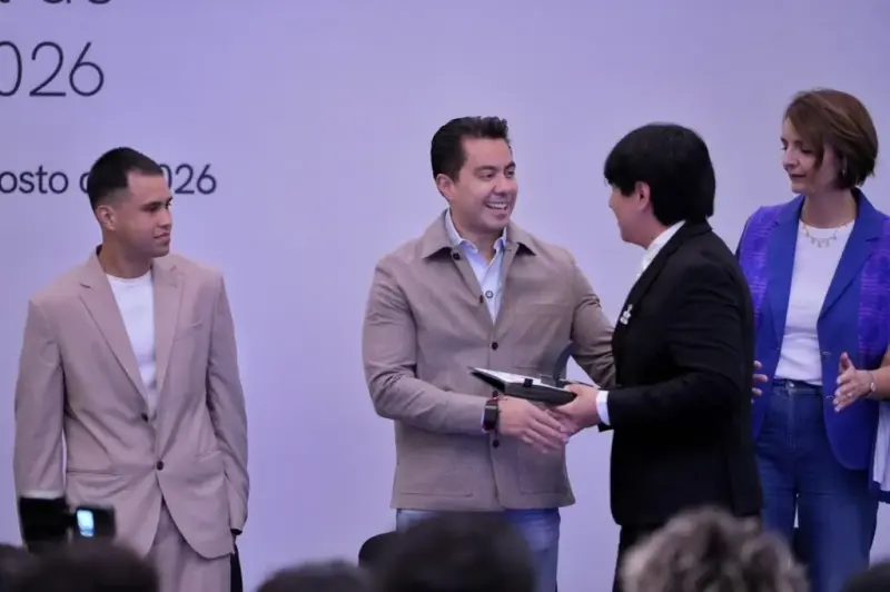 Felifer Macías asistió a la entrega del Premio Estatal de la Juventud 2026
