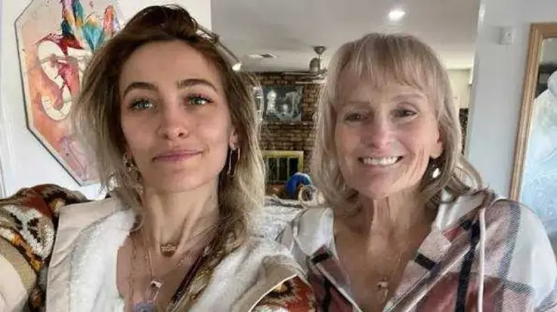 Paris Jackson revela cómo fue conocer a su madre Debbie Rowe a los 15 años