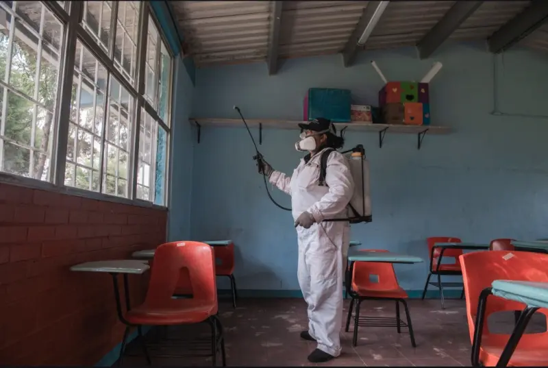 Fumiga Conagua planteles educativos de Tepetitlán previo al regreso a clases