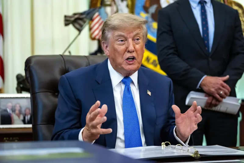 Reduce Trump las vacunas infantiles recomendadas en medio de críticas de senador republicano