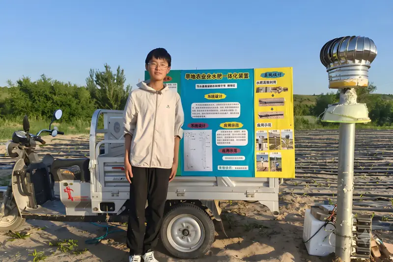 Un tubo y botellas de plástico: un estudiante chino de 14 años crea la solución perfecta para "fabricar" agua en el desierto