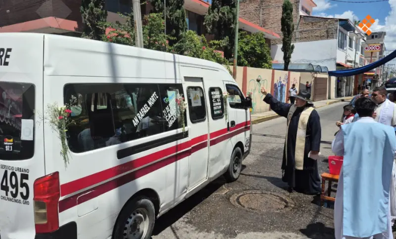 Entre luto y fe bendicen choferes sus urvans y taxis en Chilpancingo