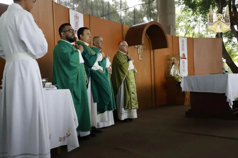Centros comunitarios fortalecen la cohesión social: Cardenal Robles