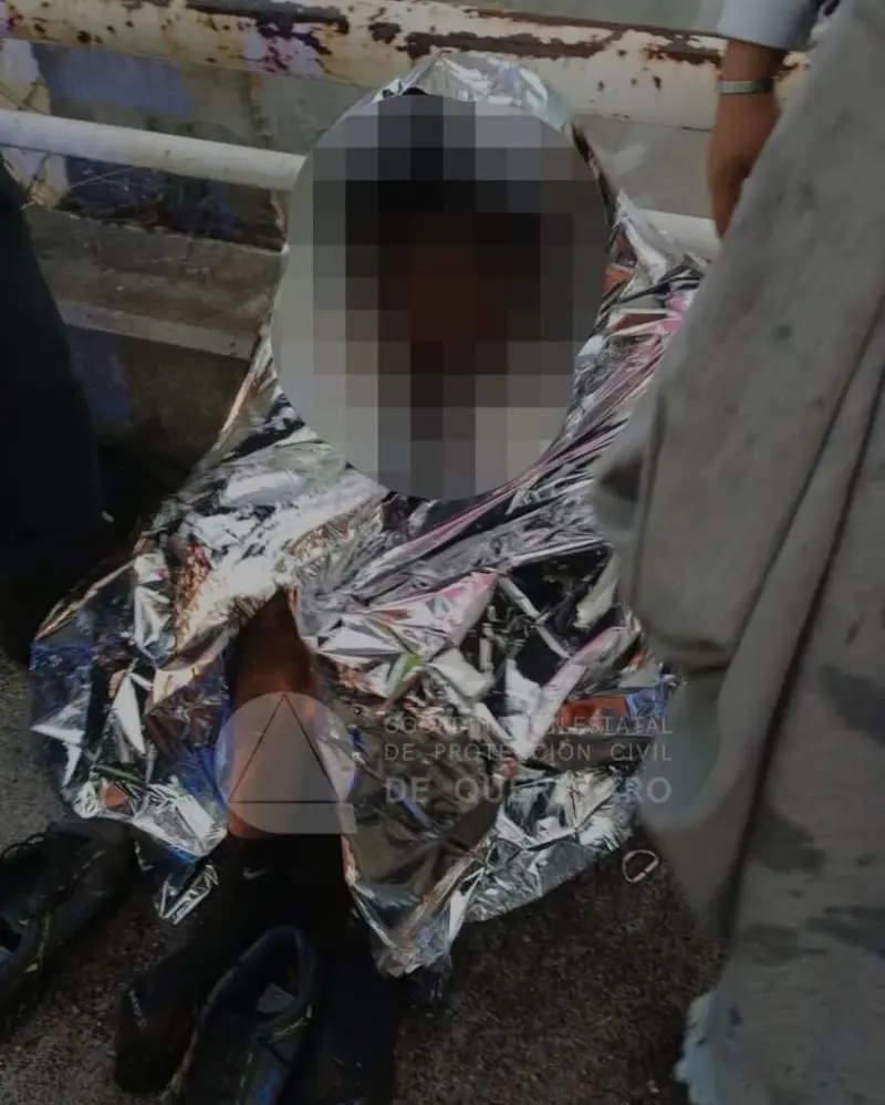 Rescatan a hombre que cayó a un canal en Valle Alameda en Querétaro