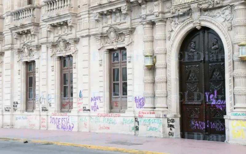 Video.- Así dejaron palacio los del bloque negro por protesta