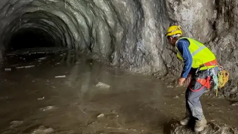 Más de 600 obreros de hidroeléctricas siguen atrapados tras el colapso de un glaciar en Nepal, cuyas inundaciones sepultaron los accesos a los túneles y convirtieron el rescate de posibles sobrevivientes en una carrera contra el tiempo