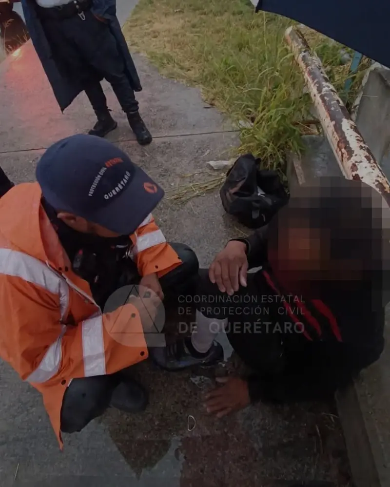 Hombre cae al dren y lo rescatan policías en Valle Alameda