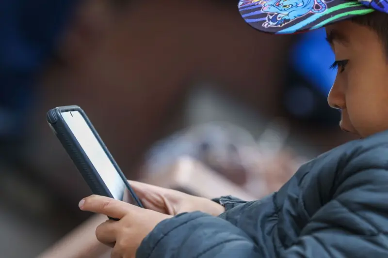 Ley Kuri, referente a nivel nacional para regular acceso de menores a redes sociales