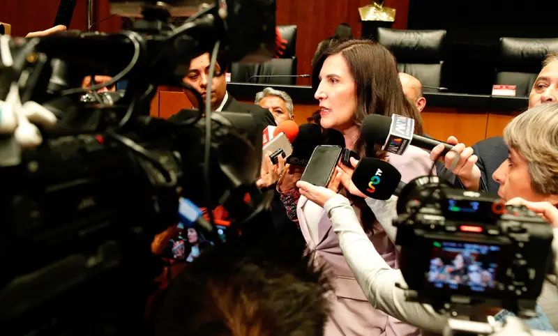 Condena Kenia López pleito entre diputados