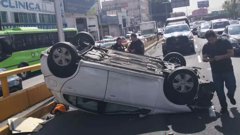 Fuerte accidente provoca volcadura sobre Circuito Interior
