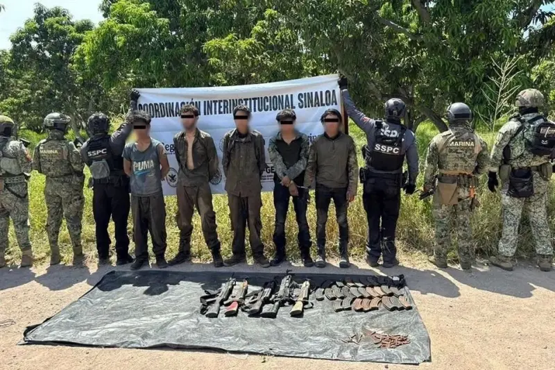 Detienen a 8 y decomisan arsenal en Sinaloa