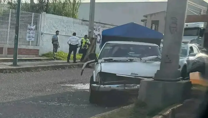 Camioneta choca contra poste en el Libramiento de Morelia