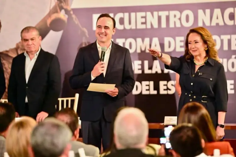 Toma protesta Yasmín Esquivel como integrante honoraria de juristas coahuilenses en convención nacional en Torreón