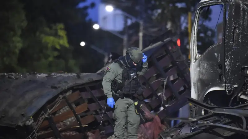 Atentado guerrillero deja 14 heridos en Colombia a días de la investidura presidencial