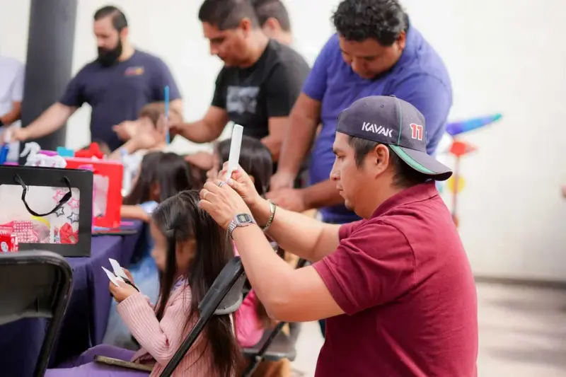 En Corregidora, 40 papás aprendieron a peinar a sus hijas