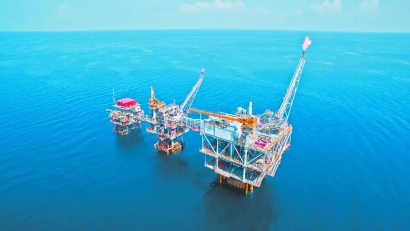 Precios del petróleo se mantienen estables; operadores están atentos a situación en Oriente Medio