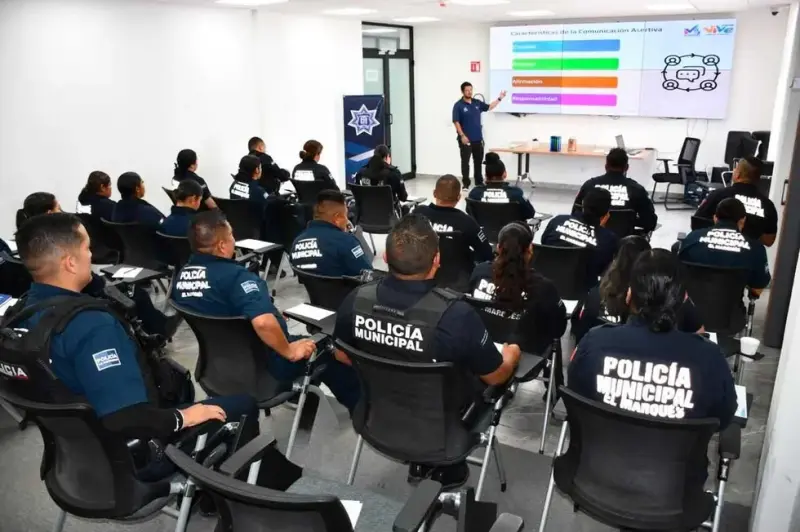 Policías de El Marqués reciben taller de salud mental y comunicación