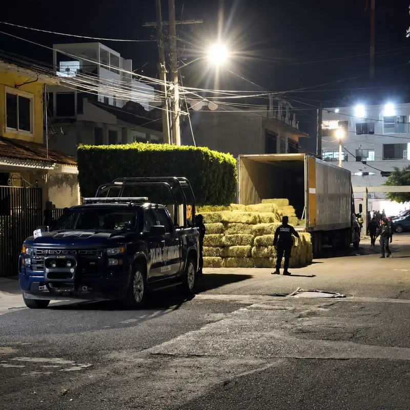 Aseguran camión con presunto arsenal en pacas de paja en Mazatlán