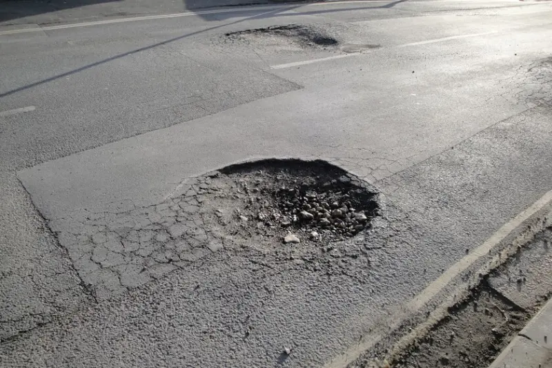 La gente le teme más a los baches que a la delincuencia y CDMX no ha gastado los mil millones de pesos que tienen para arreglarlos