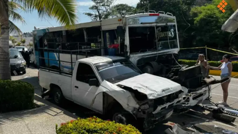 Transporte público en Acapulco provoca choque múltiple, hay varios heridos