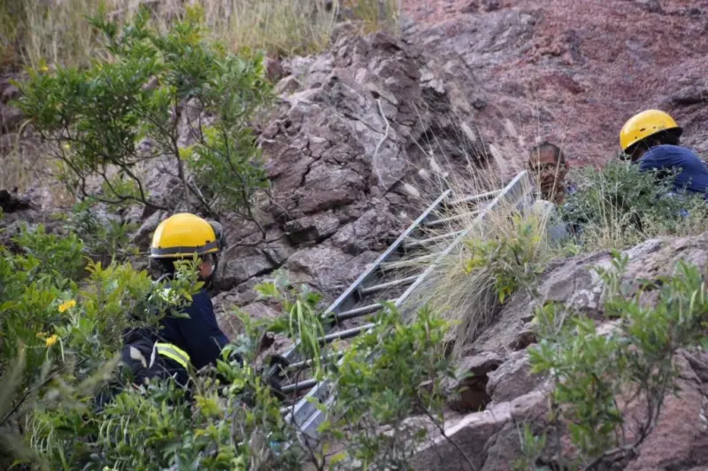 Rescatan a hombre atrapado a 10 metros de altura en un cerro de Hércules