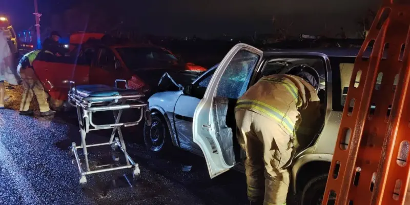 Choque frontal entre dos vehículos sobre la carretera a La Venta deja varios lesionados