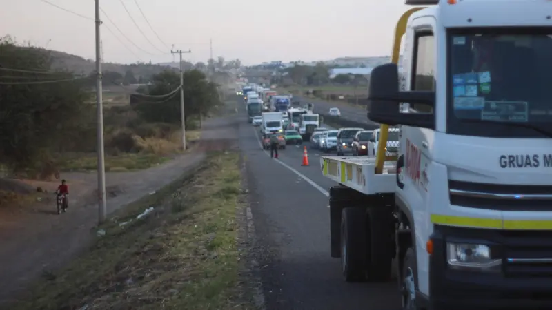 Severo embotellamiento dejó la volcadura de un tráiler en la La Piedad-Irapuato