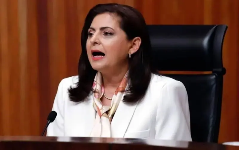 Cuestionan renuncia de Mónica Soto sin causa grave