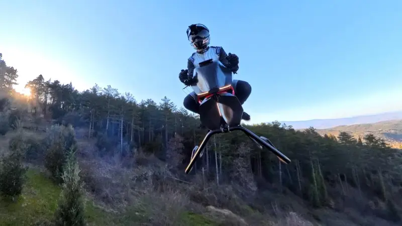 A la venta, la nueva Moto Voladora... vuela a 200 km por hora, pero el precio no te va a gustar (video)