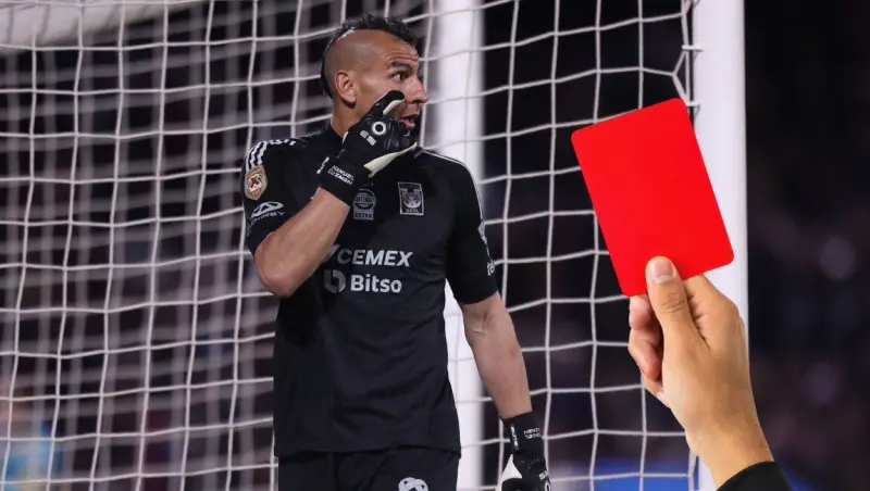 ¿Qué pasó con Nahuel Guzmán? Así empujó al árbitro y armó escándalo en la Leagues Cup