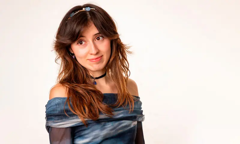 Conecta Liza Báez con humor en situaciones más pequeñas