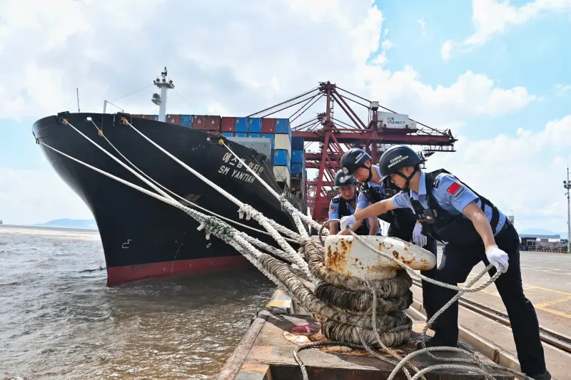 Tifón Dolphin golpea la costa oriental de China con vientos de hasta 151 km/h, cancela más de mil 300 vuelos en Shanghái y agrava lluvias, deslaves e inundaciones en Asia