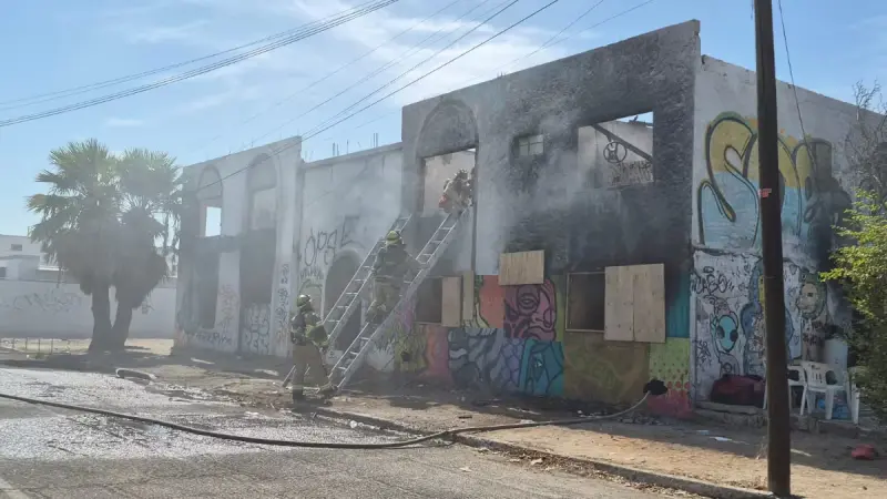 Bomberos de Mexicali entrenan con fuego y humo junto a especialistas de California