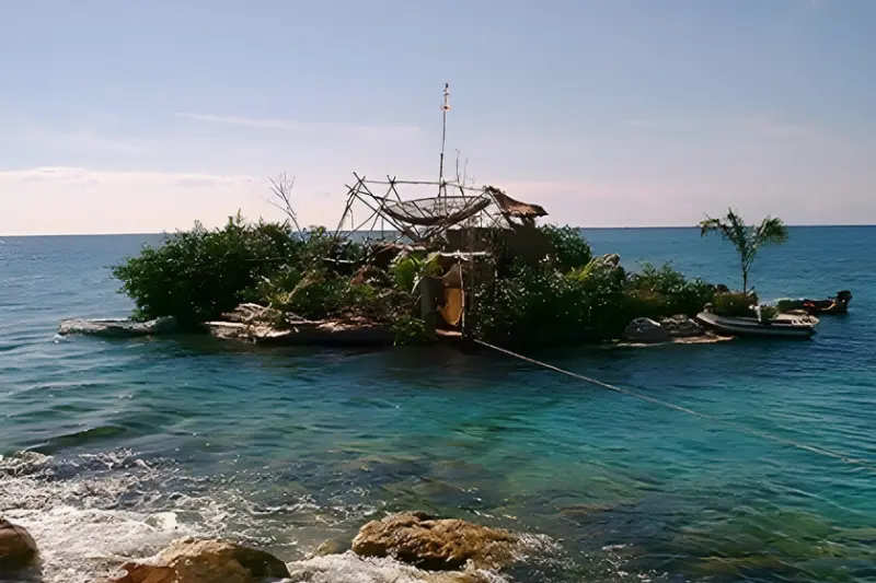 Un artista creó una isla flotante con más de 150,000 botellas de plástico en México: uno de los proyectos sostenibles más curiosos del mundo