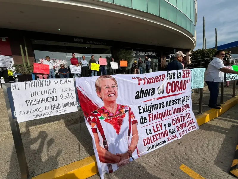 Exigen jubilados del Colegio de Bachilleres pago de finiquitos