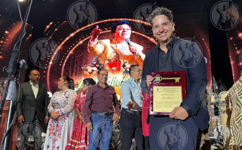 Video.- Entregan Llaves de la Ciudad a familia de Juan Gabriel a 10 años de su muerte