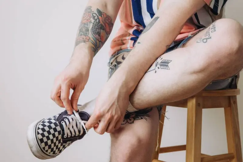 Los científicos se preguntaron por qué las agujetas de tus tenis se desatan solas cuando vas caminando y no, no es por el nudo