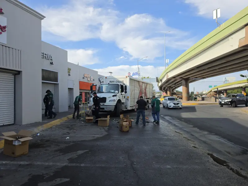 Caen decenas de cajas de cerveza de camión en el Teófilo Borunda