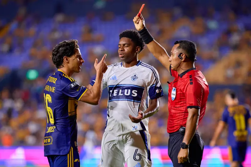 Diego Lainez encara a árbitro por expulsarlo y este sería el duro castigo que recibiría