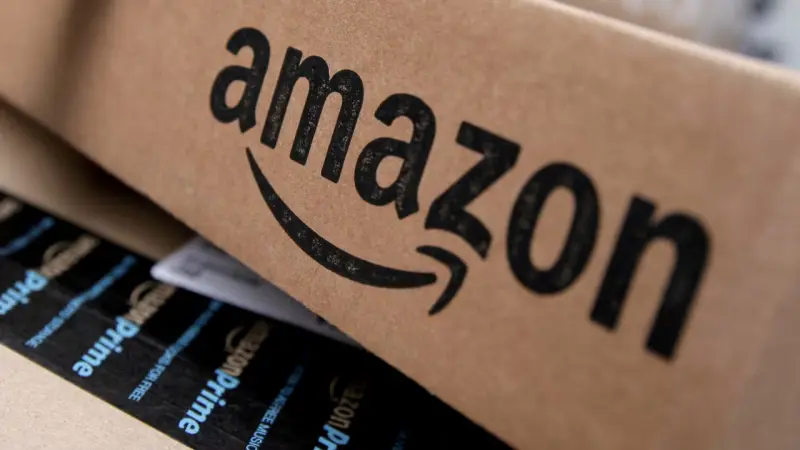 Una mujer desvió 9.4 millones de dólares de Amazon mediante proveedores ficticios y facturas falsas, utilizó parte del dinero para comprar bienes de lujo y terminó condenada a 16 años de prisión