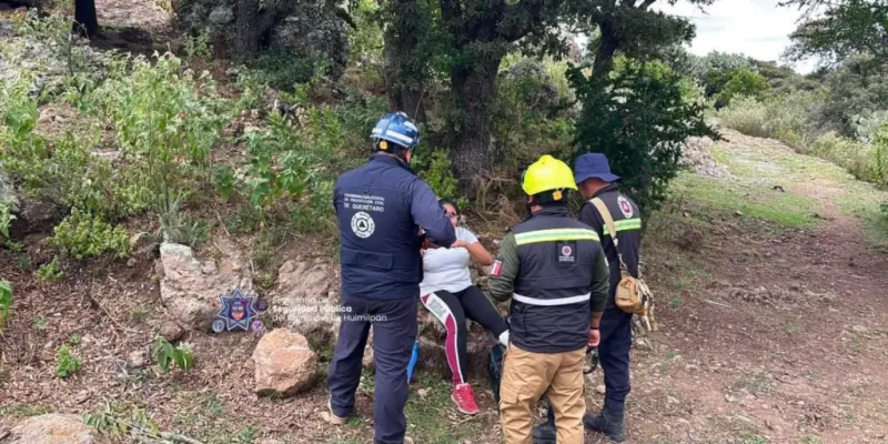 Rescatan a senderista lesionada en el cerro Rostro de Cristo en Huimilpan