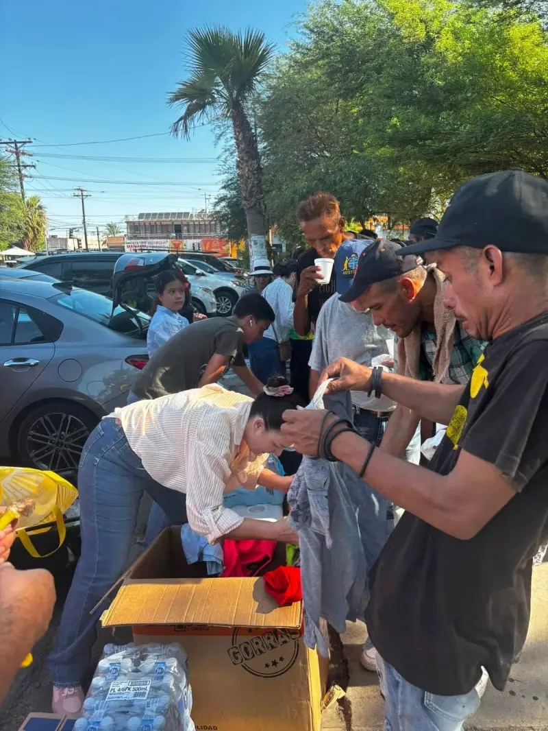 Llevan desayunos, agua y ropa a más de 125 personas en situación de calle en el Parque del Mariachi