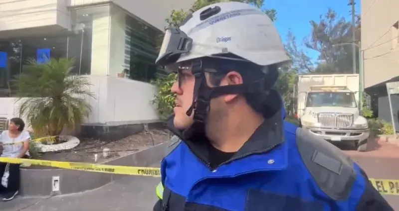 Un muerto y 2 lesionadas, en caída de árbol sobre 6 vehículos en inmediaciones de la Alameda