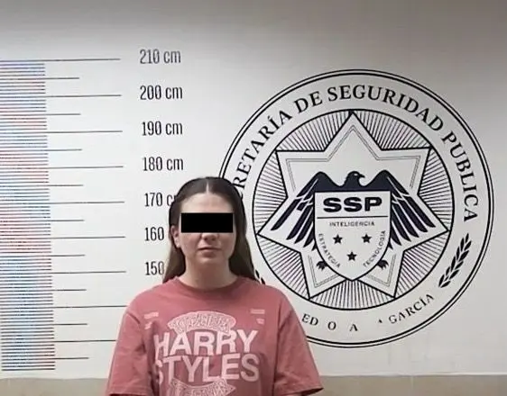 Detienen a mujer por presunto robo en centro comercial de San Pedro
